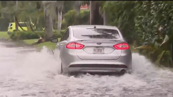 Heavy rain leaves flooded streets, hazardous driving conditions in Broward County — CBS Miami, Los Angeles Community news