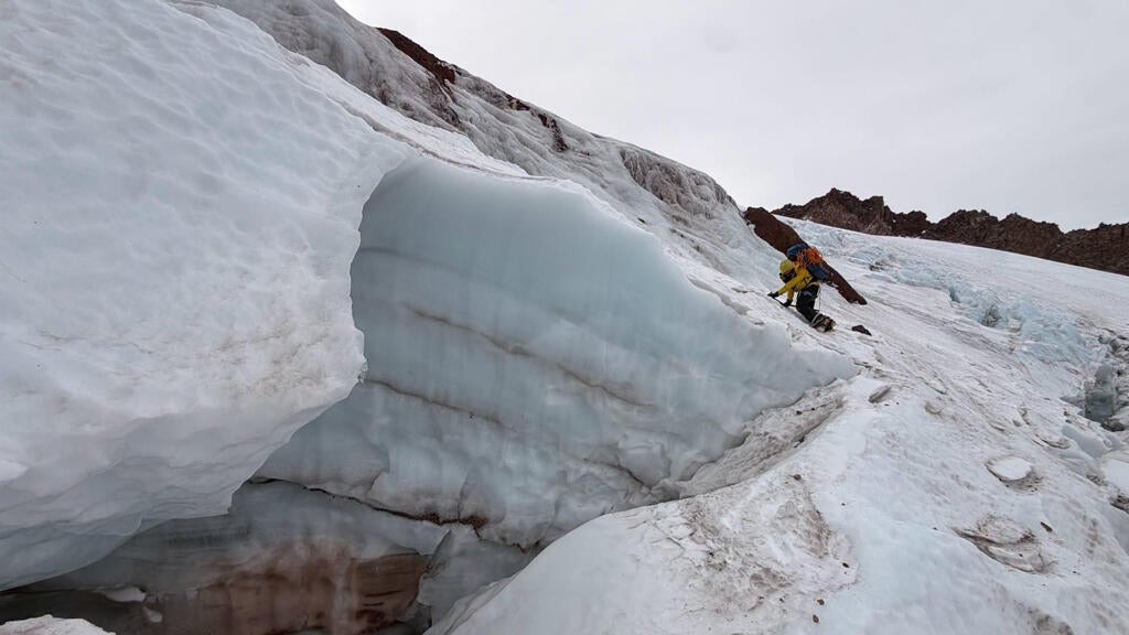 Florida man injured climbing California's Mount Shasta rescued after 2 nights in freezing temps — CBS Bay Area (KPIX), Los Angeles Health news