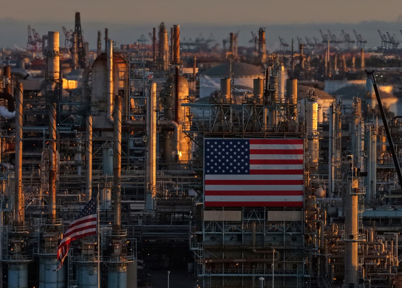 U.S. oil-refinery stocks are up roughly 150% this year. How long could this historic run last? — Los Angeles Sports news