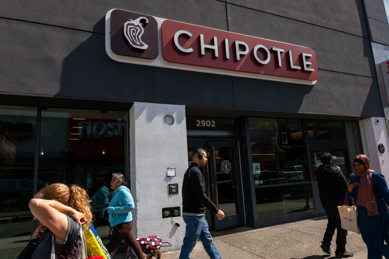 Chipotle expects modestly higher sales this year as drive-thru ‘Chipotlanes’ come to more stores — Los Angeles Dining news